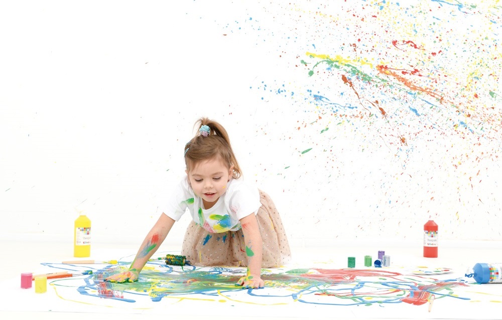 Dziewczynka w trakcie pracy z farbami temperowymi Moje Bambino.