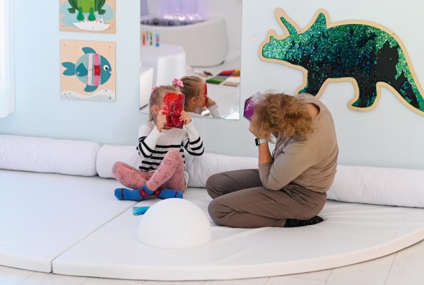 mama z córką bawią się usprawniając integrację sensoryczną