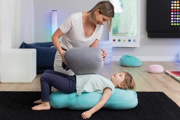 terapeuta z dzieckiem praca z bukinami