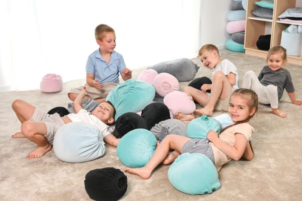 dzieci pracują grupowo wykonując ćwiczenia z bukinami